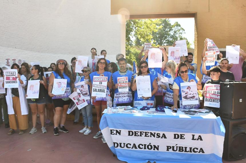 Los docentes se concentraron en Casa de Gobierno contra los descuentos