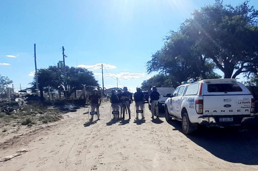 Con el Grupo GEO y esposados la Policiacutea desalojoacute el piquete en el Relleno Sanitario
