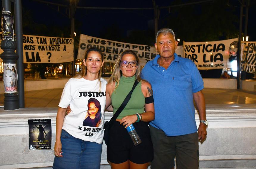 La abogada de la familia flanqueada por la mam� y el abuelo de Lía