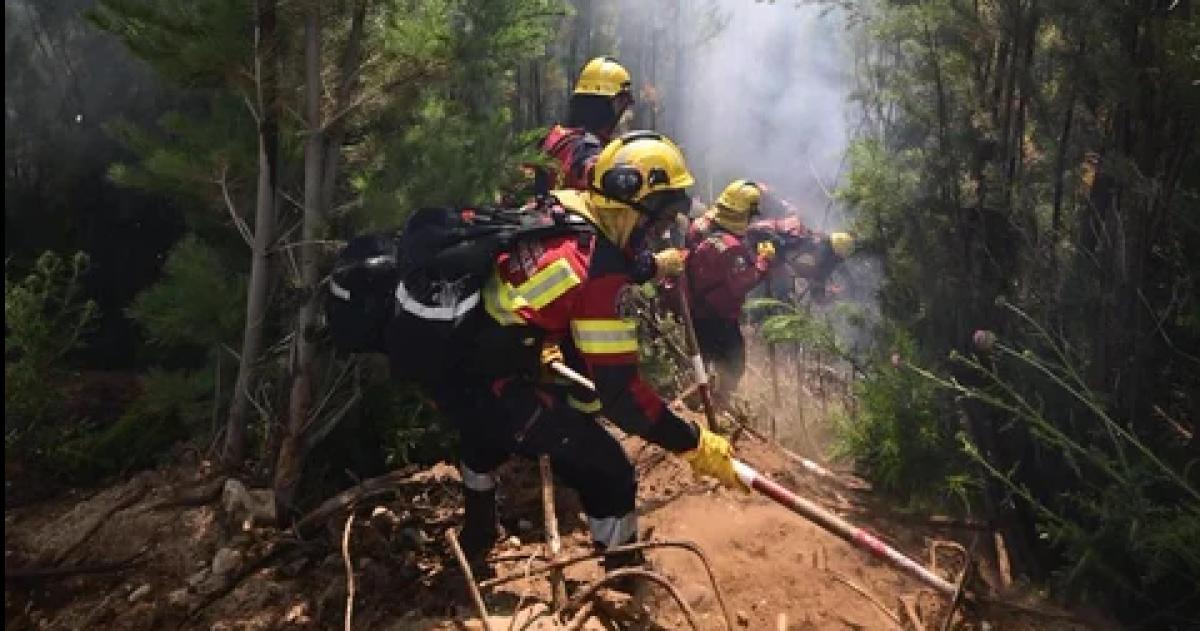 Los brigadistas pelean cara a cara con el fuego que sigue activo en el Chubut