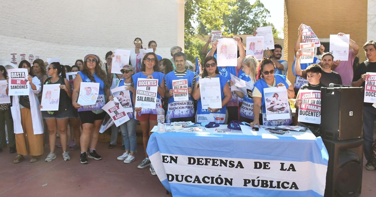 Los docentes se concentraron en Casa de Gobierno contra los descuentos