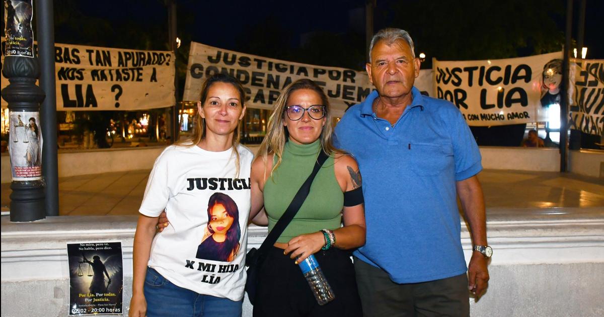 La abogada de la familia flanqueada por la mam� y el abuelo de Lía