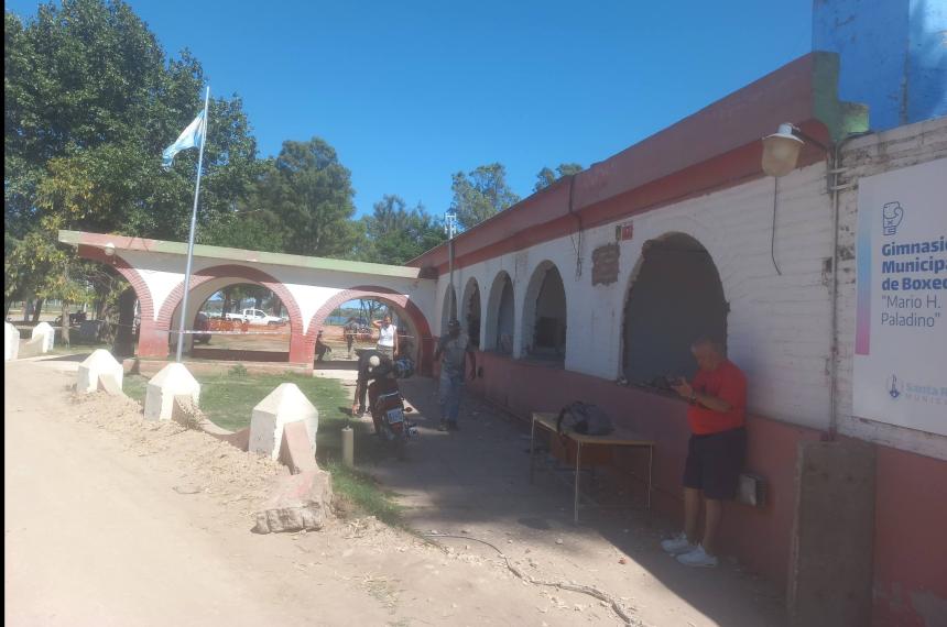 La Municiplidad ya inició su demolicíon (Foto FM Full)