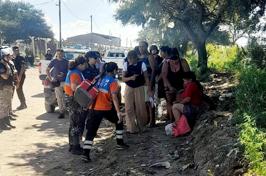 Durante el desalojo de ayer profesionales de la Salud tuvieron que asister a una mujer