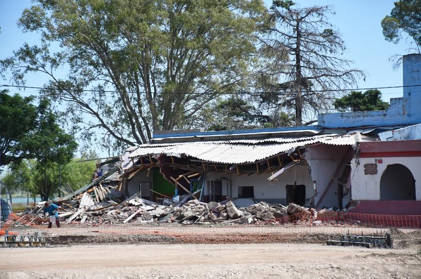 Demuelen una casona histoacuterica en el predio de la Laguna Don Tomaacutes
