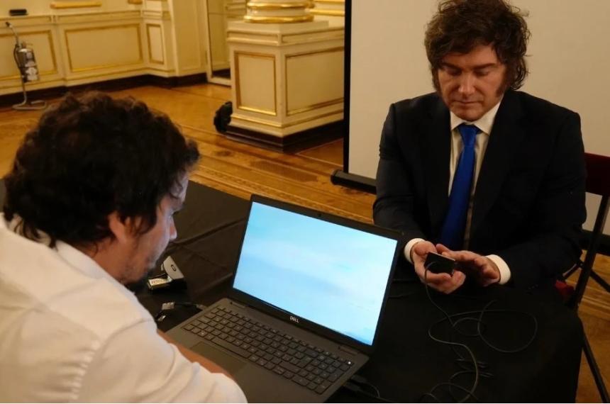 Milei con el nuevo DNI