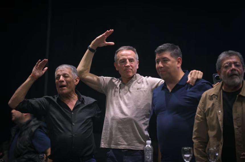 Los cotitulares de la CGT Octavio Argüello Jorge Sola y Cristian Jerónimo con Gerardo Martínez