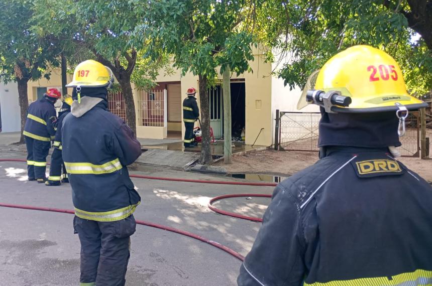 Alarma y despliegue de bomberos en un departamento en Pico
