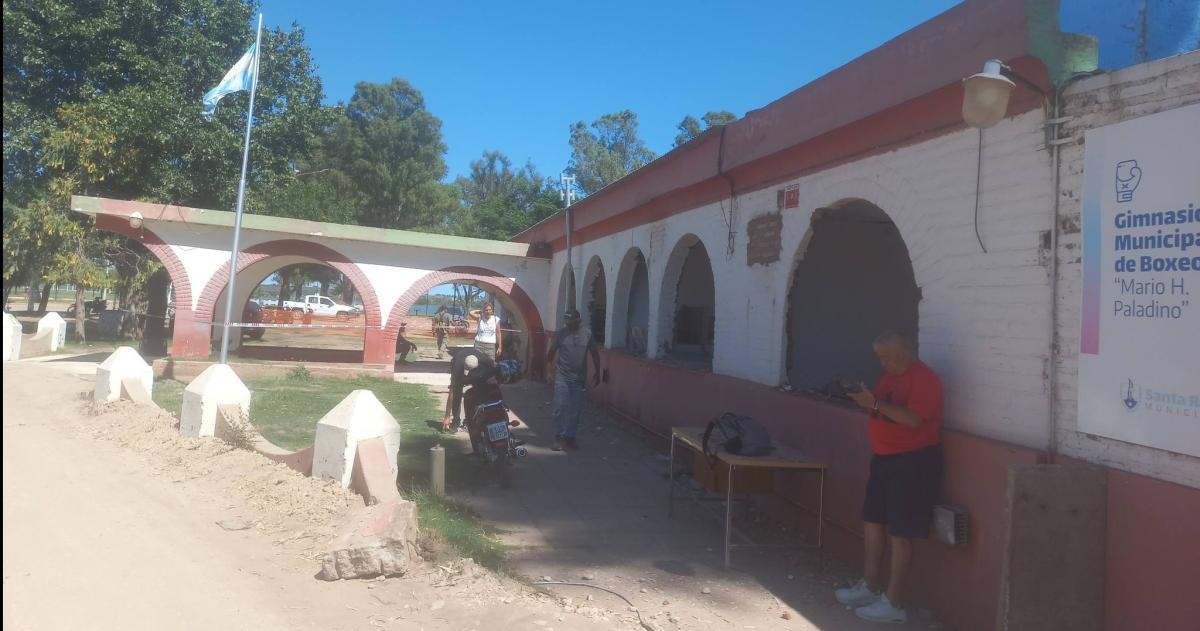 La Municiplidad ya inició su demolicíon (Foto FM Full)