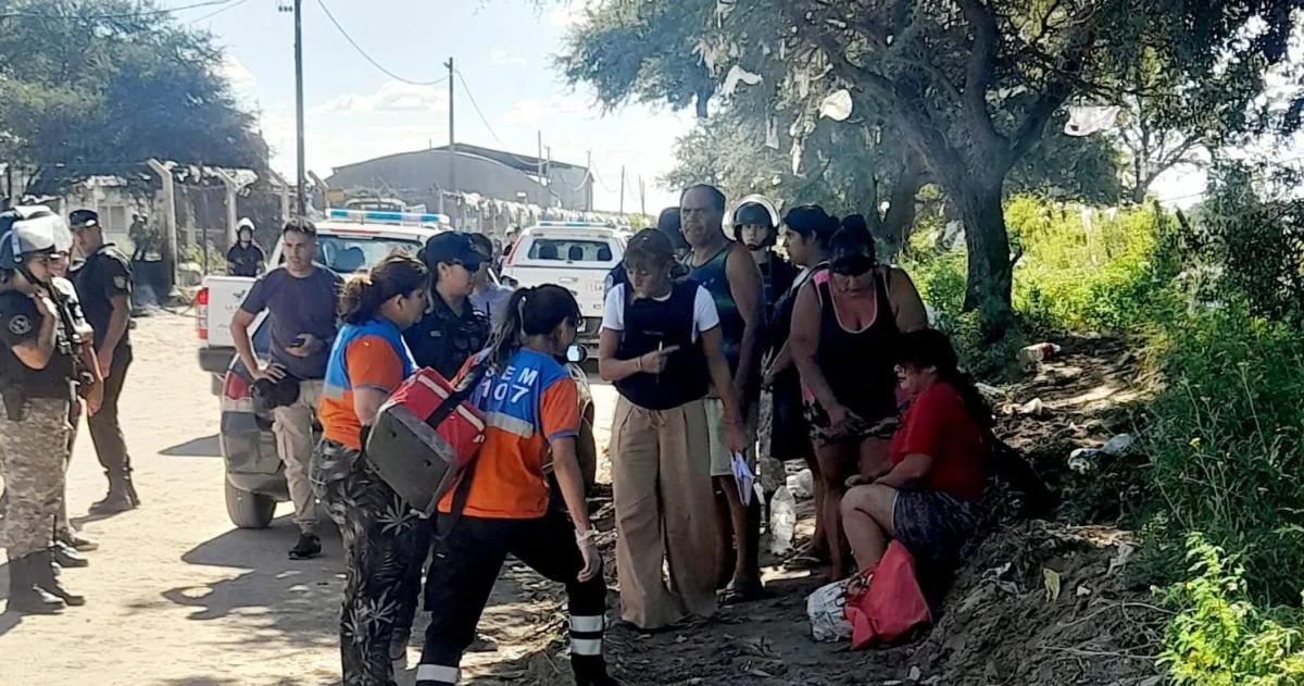 Durante el desalojo de ayer profesionales de la Salud tuvieron que asister a una mujer