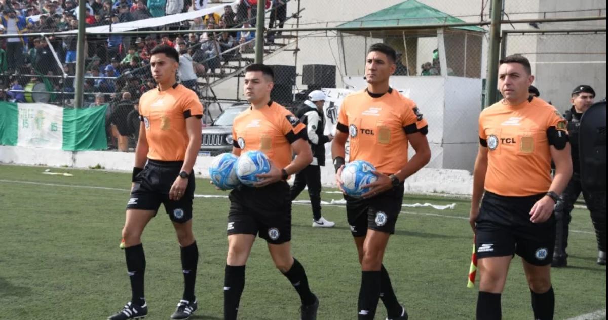 De izquierda a derecha- Yasu Muñoz (asistente N° 2) Emanuel Leguizamón (cuarto �rbitro con las dos pelotas) Cristian Rubiano (�rbitro principal) y Diego Pereyra (asistente N° 1) en la Pichón Guatti de Río Gallegos