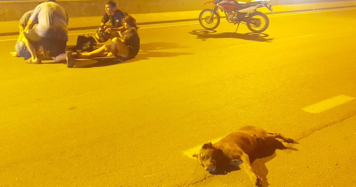 La joven motocislita asisitida en los primeros minutos por la gente que pasaba