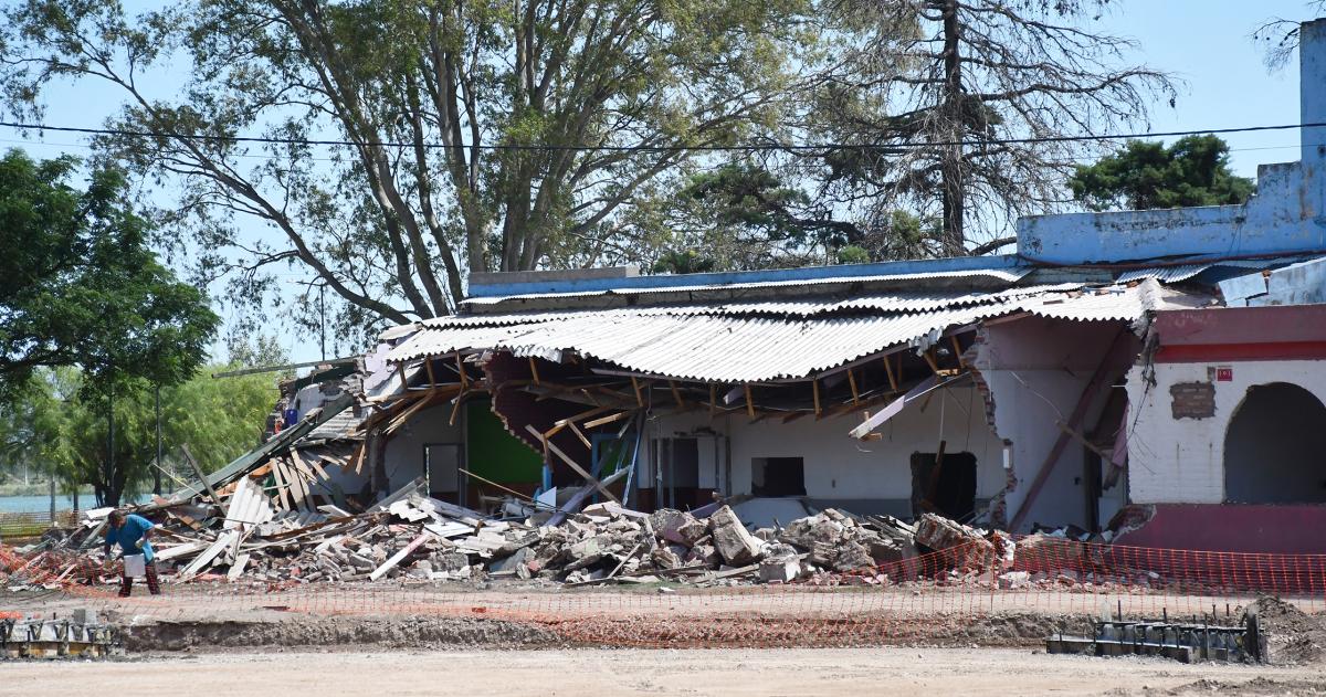 Demuelen una casona histoacuterica en el predio de la Laguna Don Tomaacutes