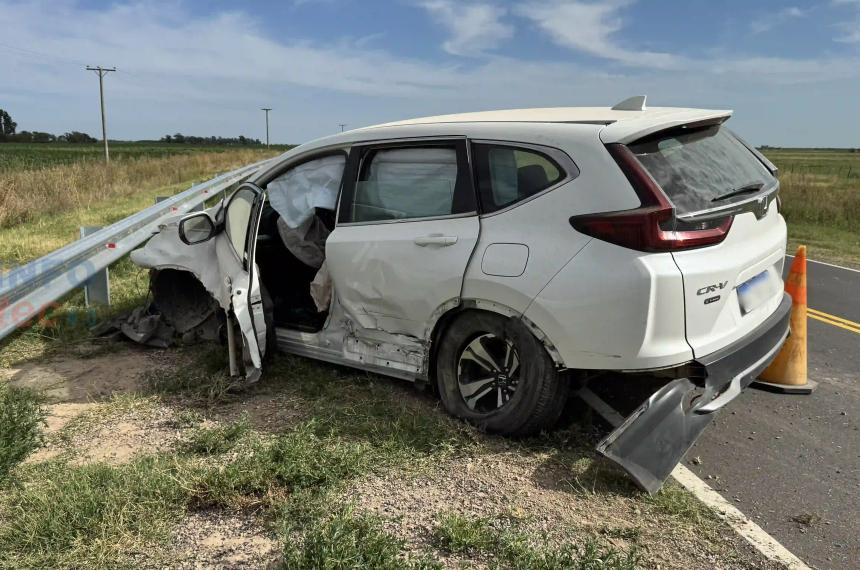 La violencia del choque fue tal que el vehículo fue rechazado por la estructura met�lica