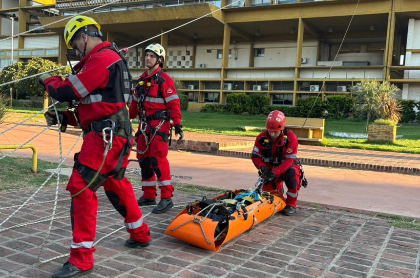 Policiacutea realizoacute una praacutectica de rescate en altura en Casa de Gobierno
