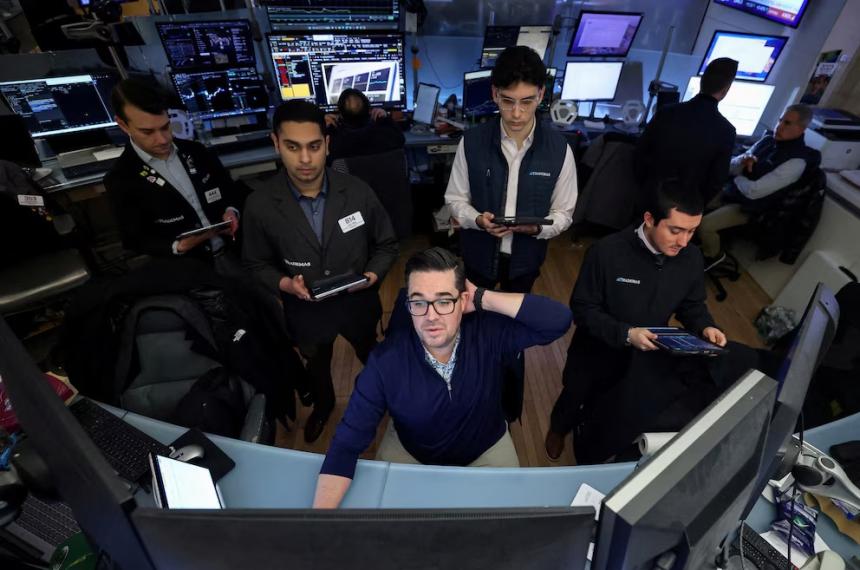 En febrero se extienden las bajas para los activos argentinos