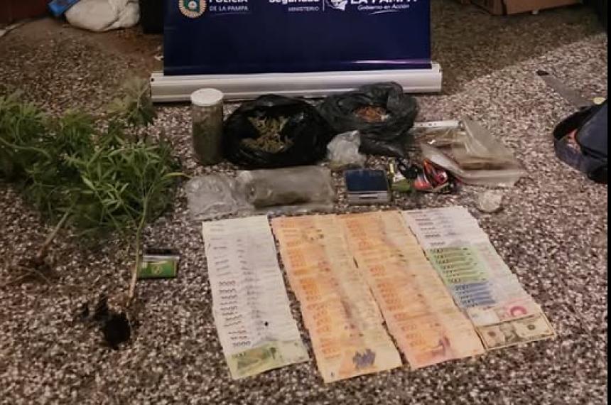 Balanza dólares pesos y marihuana secuestrados durante un operativo en 25 de Mayo