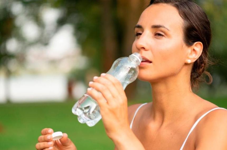 Boca seca y otros 5 siacutentomas que alertan sobre la deshidratacioacuten