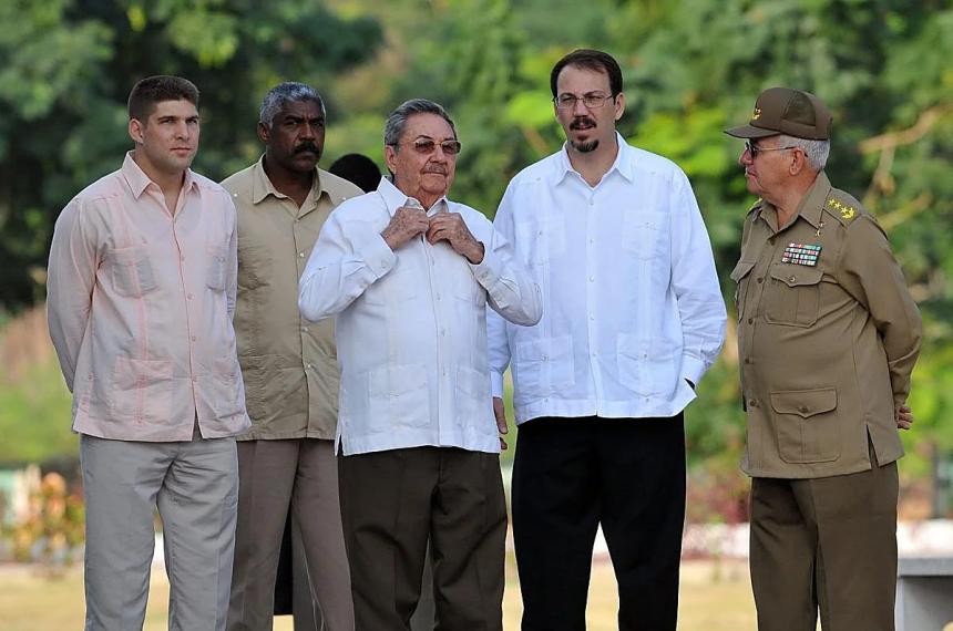 Ra�l Castro y su nieto Alejandro Castro Espín (sobrino de Fidel) en el centro de la foto