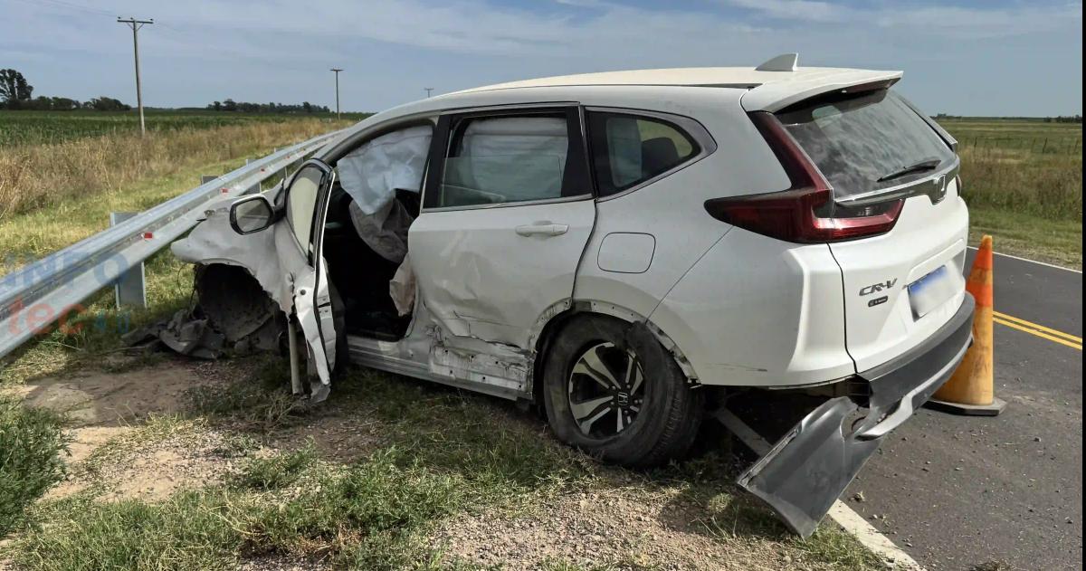 La violencia del choque fue tal que el vehículo fue rechazado por la estructura met�lica