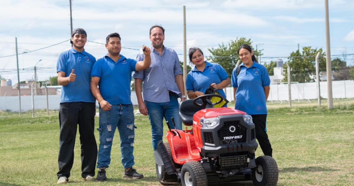 El intendente Luciano di N�poli y los integrantes de la cooperativa