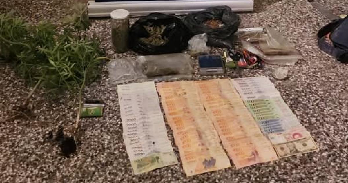 Balanza dólares pesos y marihuana secuestrados durante un operativo en 25 de Mayo