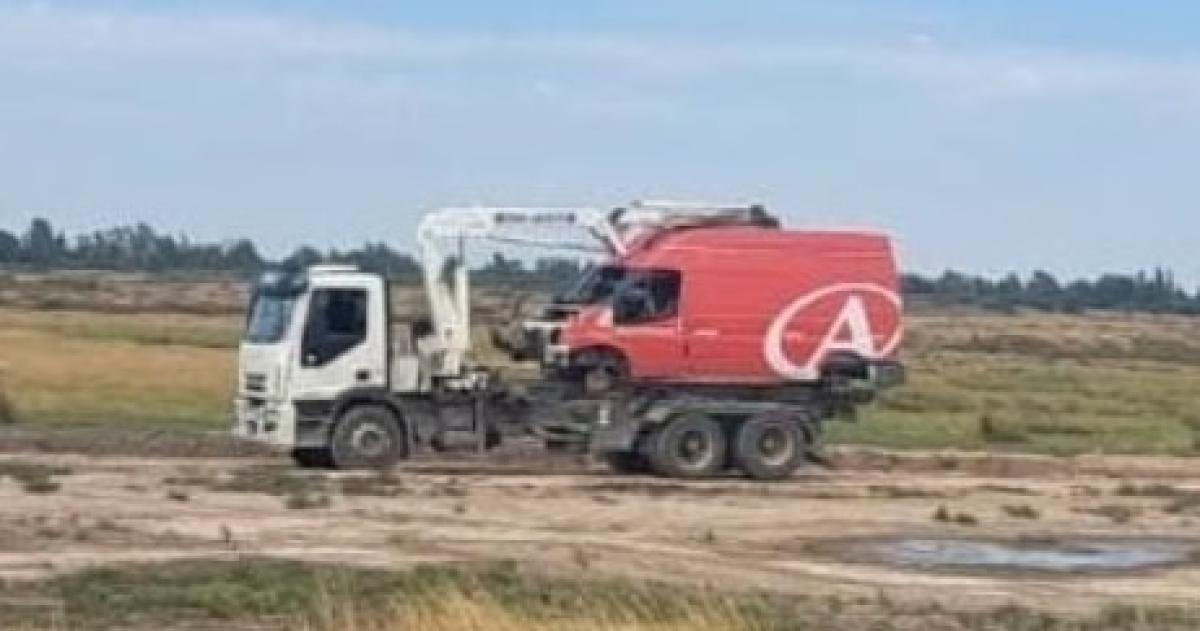 La camioneta que conducía Zalazar es trasladada desde Bahía Blanca