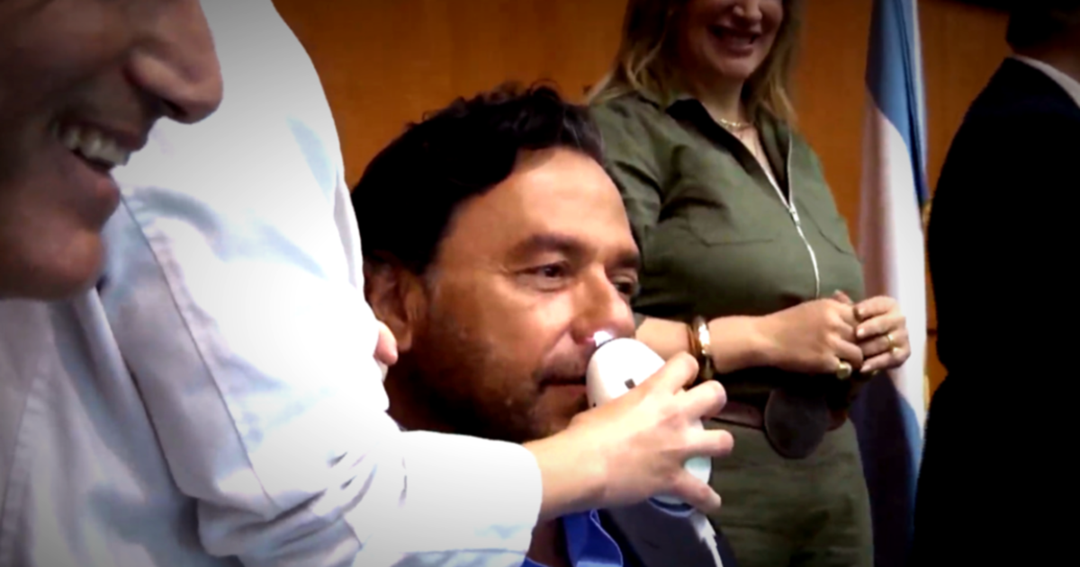 El gobernador de Salta Gustavo S�enz durante la rinoscopia