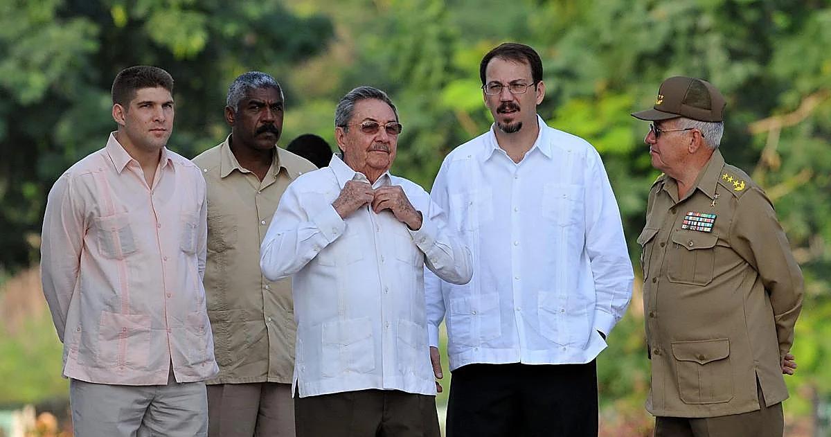 Ra�l Castro y su nieto Alejandro Castro Espín (sobrino de Fidel) en el centro de la foto