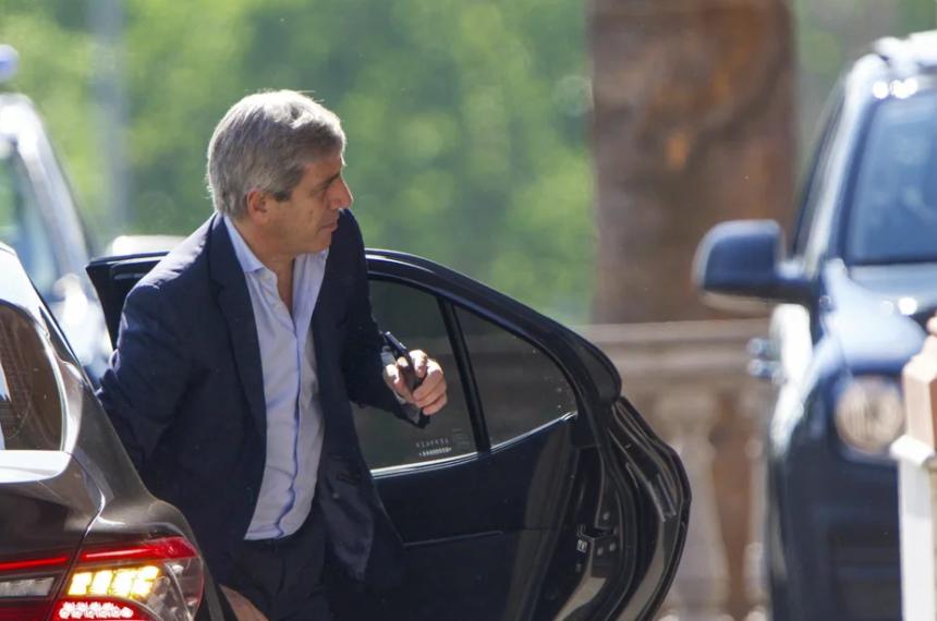 Con lo que cuesta a Caputo se pueden comprar dos trajes de lana en Zara Argentina