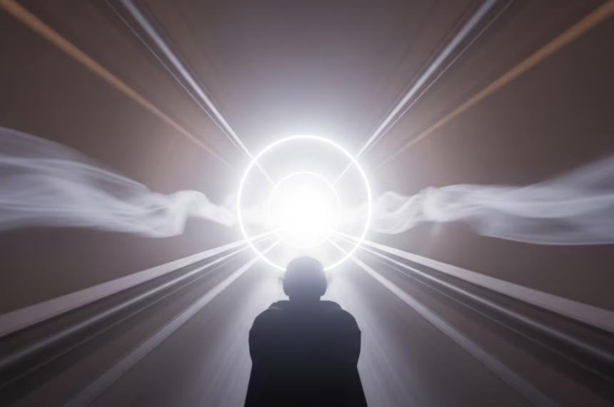 Una persona observa una intensa luz blanca al final de un t�nel imagen asociada a relatos de experiencias cercanas a la muerte