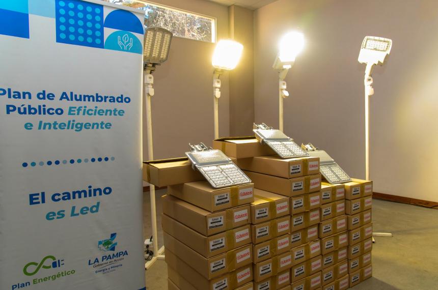Las luminarias fueron entregadas a la Dirección Provincial de Vialidad