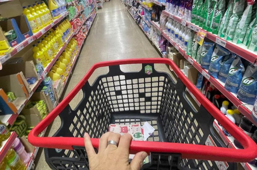 Una persona realiza compras en un supermercado