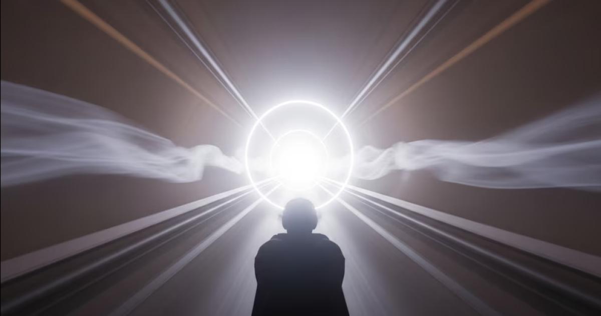Una persona observa una intensa luz blanca al final de un t�nel imagen asociada a relatos de experiencias cercanas a la muerte