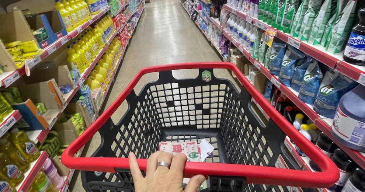 Una persona realiza compras en un supermercado