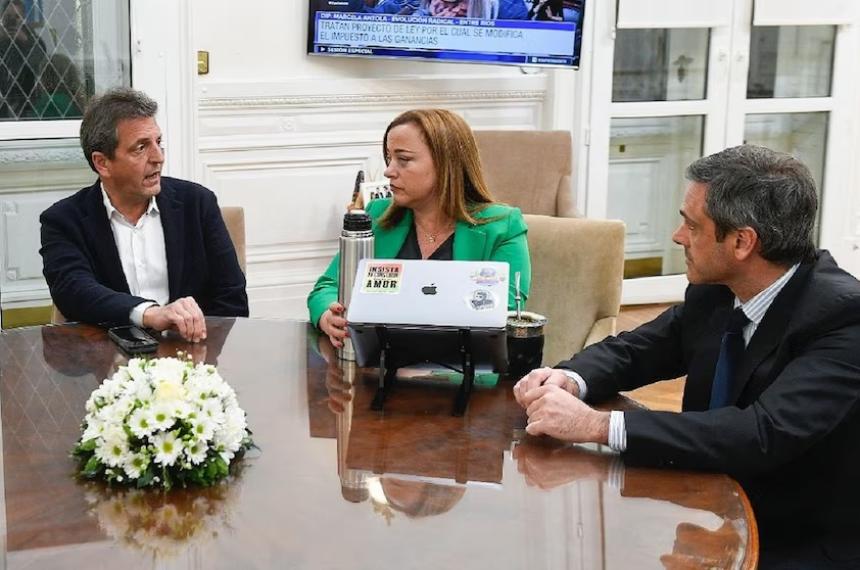 Los diputados Cecilia Moreau y Guillermo Michel junto a Sergio Massa