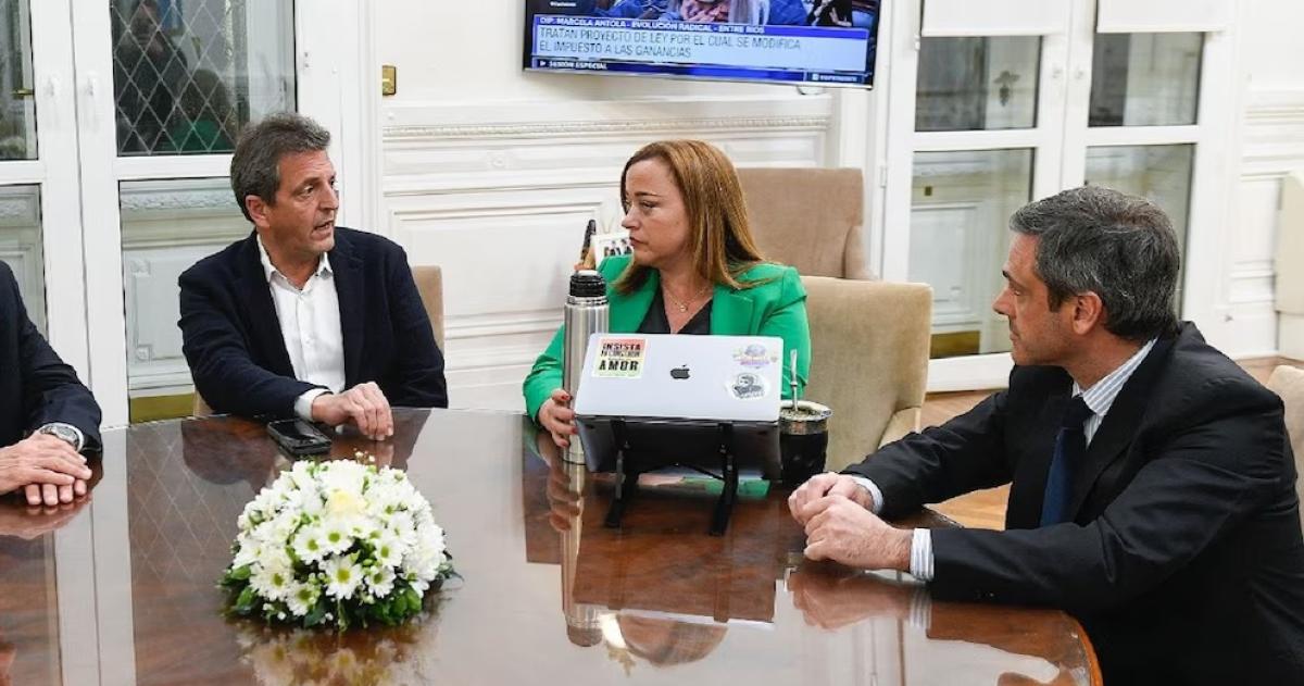 Los diputados Cecilia Moreau y Guillermo Michel junto a Sergio Massa