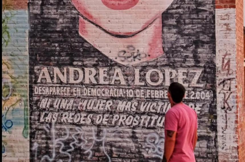 Emmanuel López junto a un mural de su madre