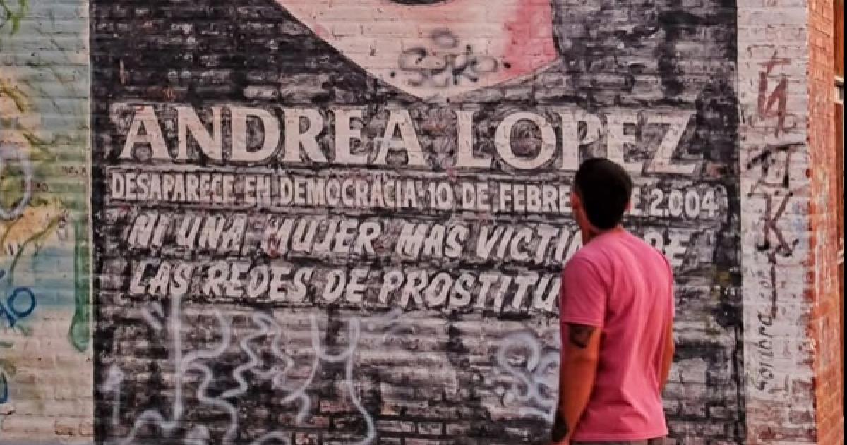 Emmanuel López junto a un mural de su madre