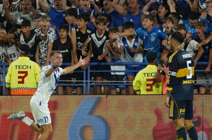 Pellegrini festeja uno de sus goles ante la mirada de Paredes