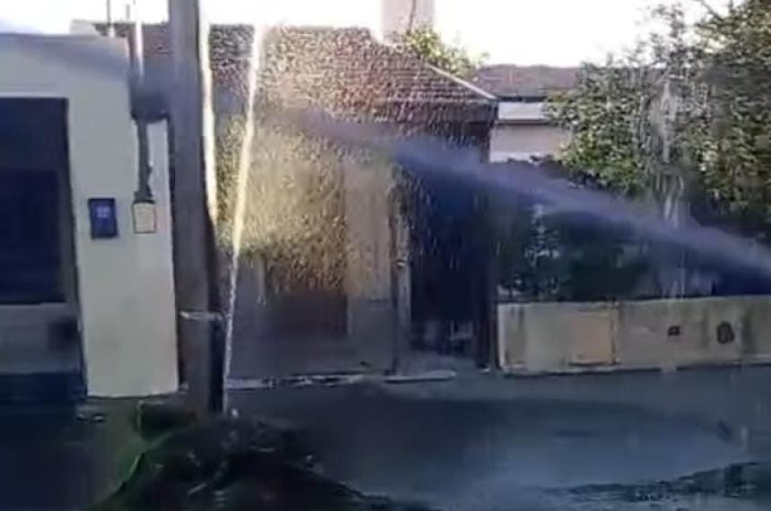 Reclamos por peacuterdidas y agua acumulada en la ciudad