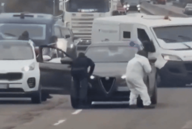 Golpe comando a un camioacuten blindado en Italia- explosiones tiroteo y un robo de peliacutecula