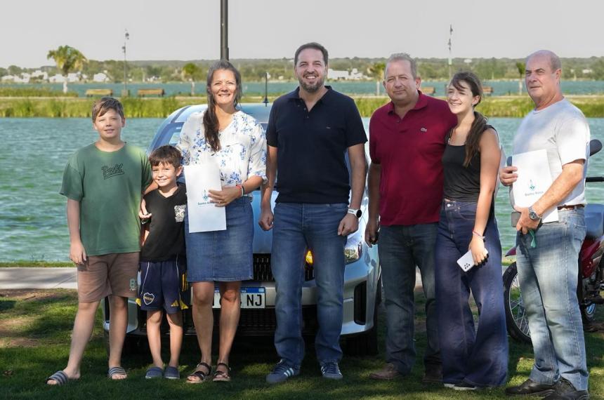 Los vecinos cumplidores junto al intendente di N�poli