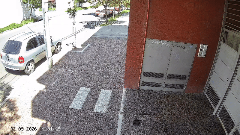 Chocoacute contra un traacuteiler estacionado y volcoacute