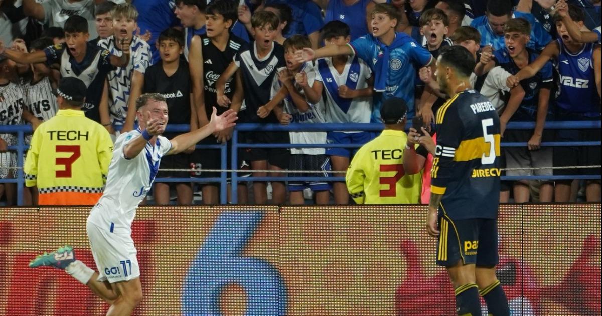 Pellegrini festeja uno de sus goles ante la mirada de Paredes