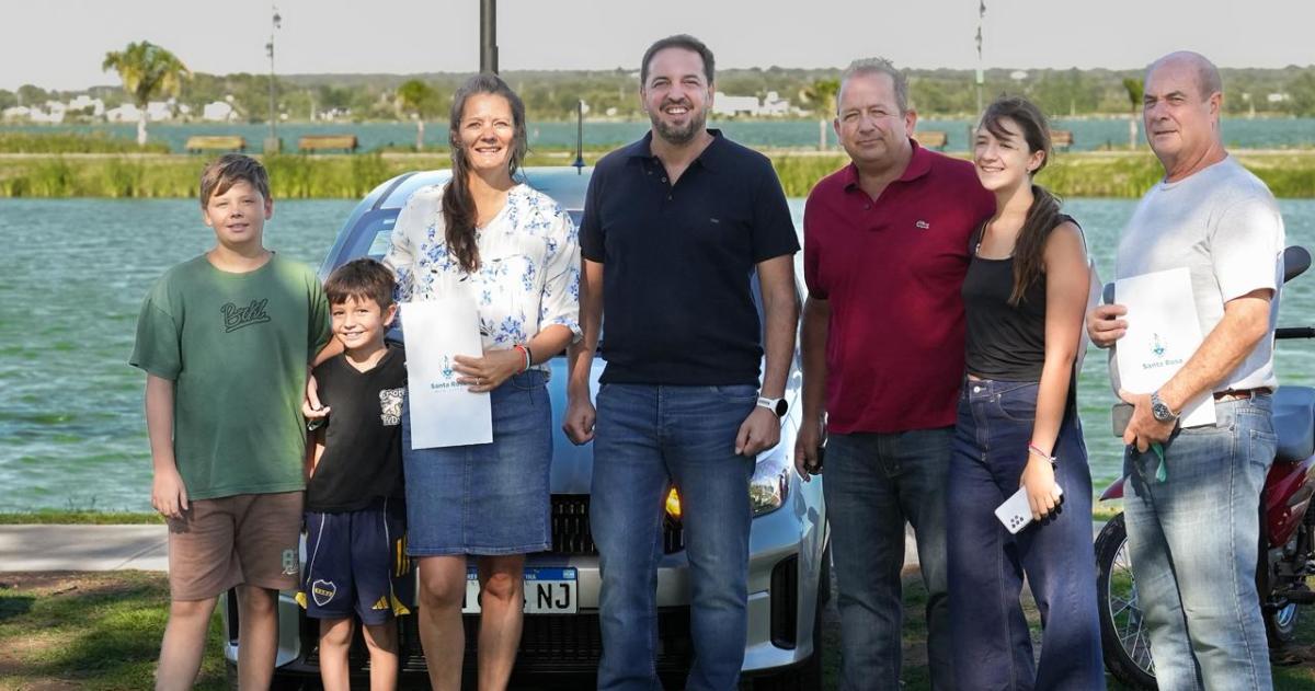 Los vecinos cumplidores junto al intendente di N�poli