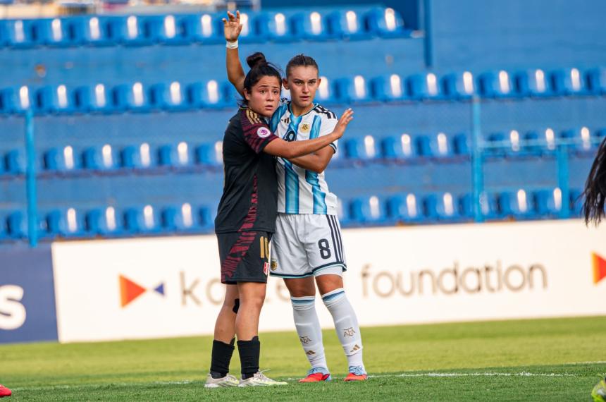 La pampeana Agustina Maldonado lucha con una rival