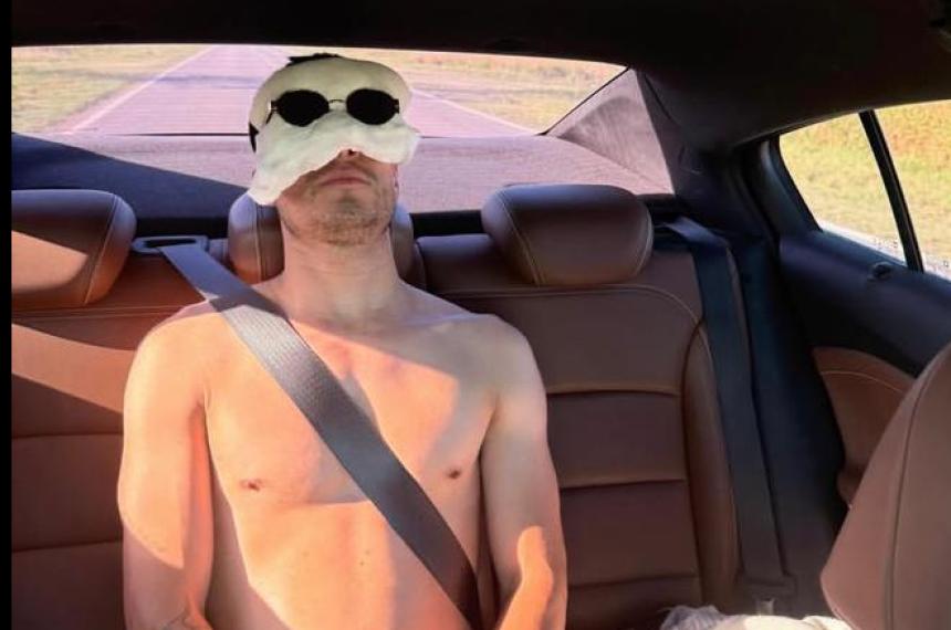 Enzo tuvo que tomar un vehículo de aplicación por sus propios medios hacia Córdoba Capital