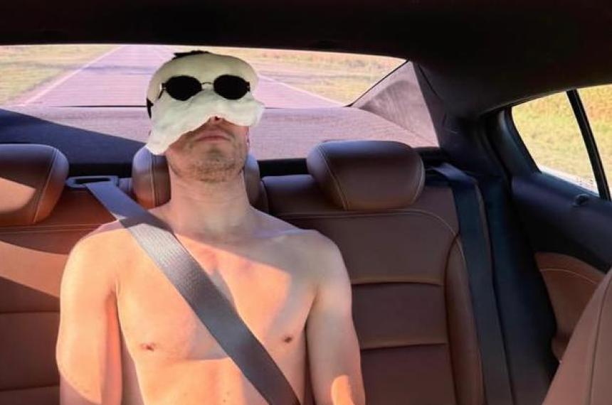 Enzo tuvo que tomar un vehículo de aplicación por sus propios medios hacia Córdoba Capital