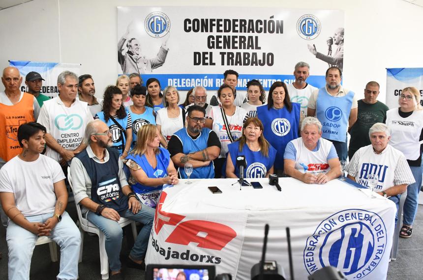 Blanca Beatriz Fuentes (panaderos) la �nica dirigente de la CGT junto a los representates de las dos CTA